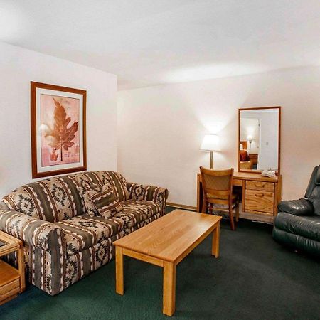 Quality Inn & Suites Bremerton Near Naval Shipyard Exterior photo