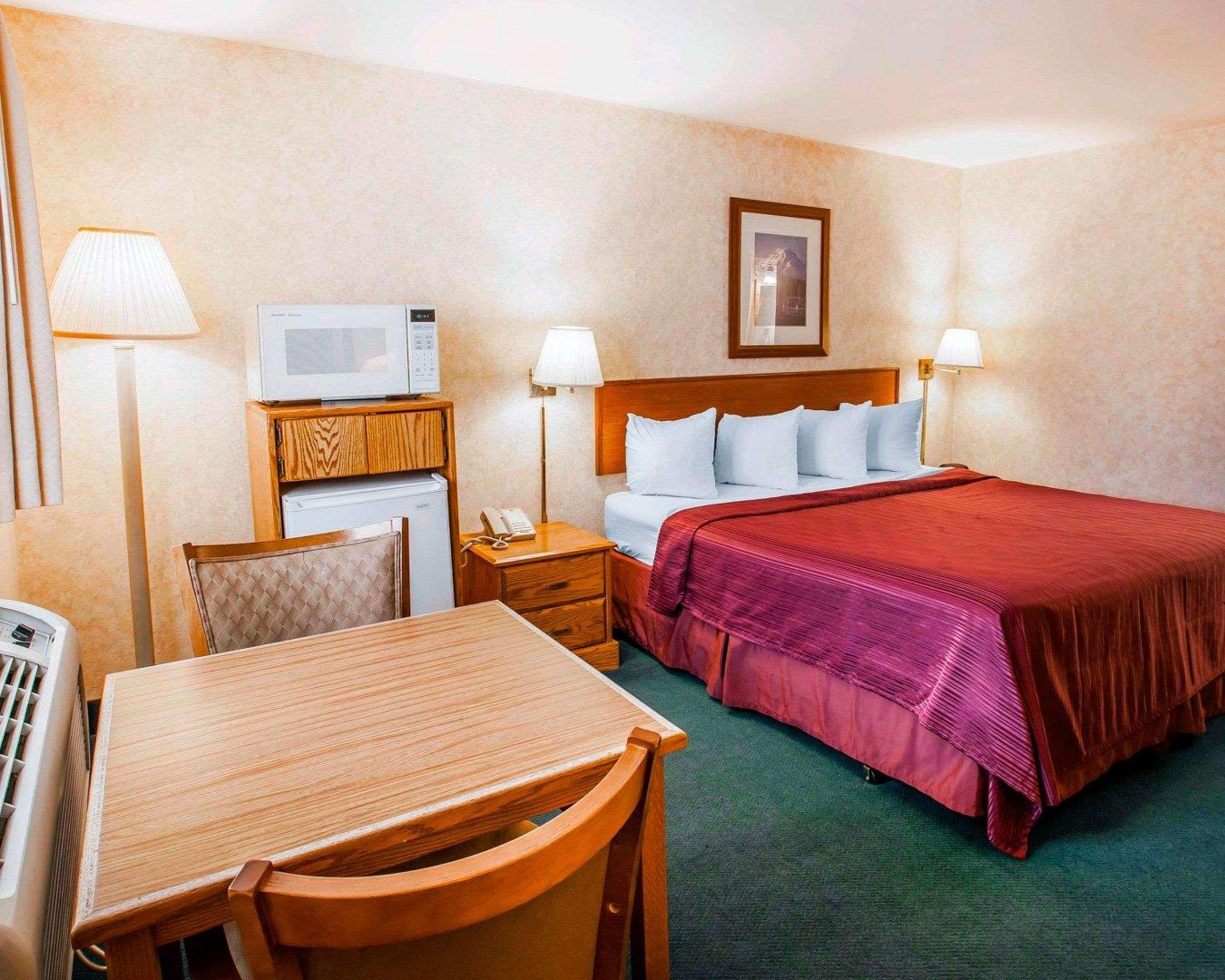 Quality Inn & Suites Bremerton Near Naval Shipyard Exterior photo