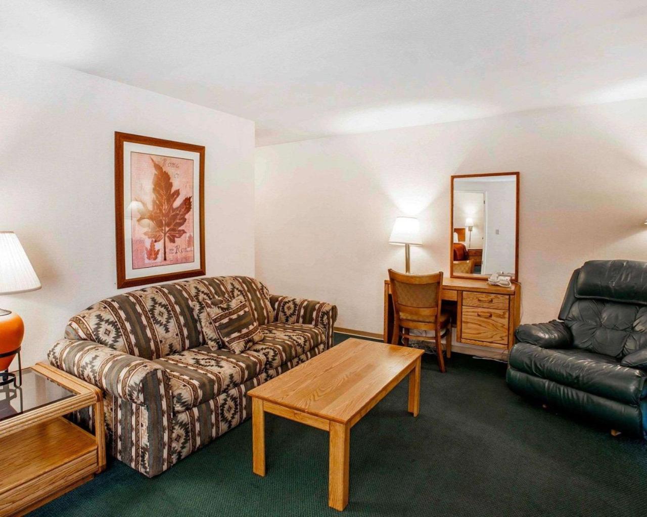 Quality Inn & Suites Bremerton Near Naval Shipyard Exterior photo